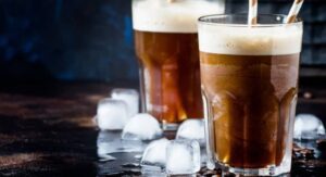 Como fazer frappuccino - Copo de frappuccino com cubos de gelo.