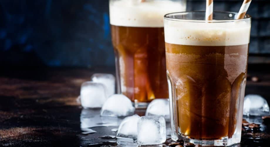 Como fazer frappuccino - Copo de frappuccino com cubos de gelo.
