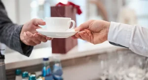 consumo de café especial no brasil - Pessoa pasaando uma xícara de Café