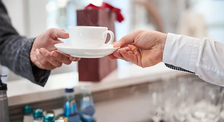 consumo de café especial no brasil - Pessoa pasaando uma xícara de Café