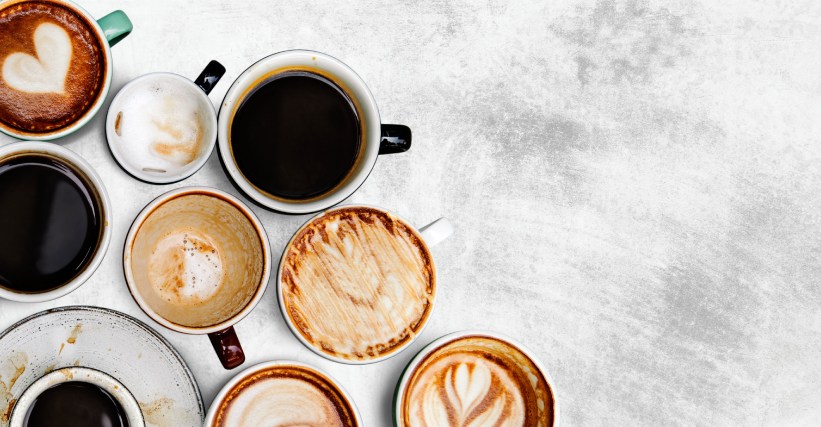 Café Longo e Curto - Vista superior de várias xícaras com diferentes tipos de café, representando a diversidade entre cafés longos e curtos.