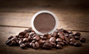 Cápsulas de café dispostas sobre uma mesa de madeira.