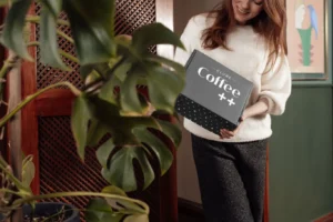 qual o melhor clube de assinatura de café? Mulher segurando caixa do Clube Coffee Mais